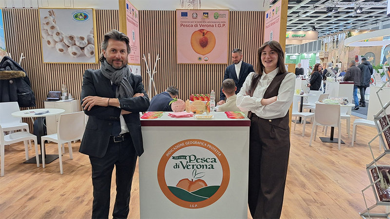 Leonardo Odorizzi, presidente del Consorzio della Pesca di Verona IGP e Chiara Gaiardoni della Grande Bellezza Italiana